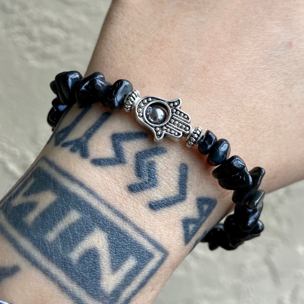 Onyx gemstones chips hamsa hand charm bracelet - Picture 4 of 10